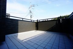 同仕様写真。広々としたバルコニー。 天気のいい日にはお布団もまとめて干せそうですね＾＾ 陽当たり、風通し良好です＾＾