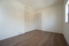 同仕様写真。暖かい日差しが差し込む洋室。たっぷり収納できるクローゼット付きでお部屋の中をすっきりと快適に保てます。