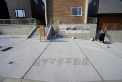 駐車スペースはゆとりある2台分を確保。マイカー用に、お客さま用に、余裕を持ってご利用いただけます。