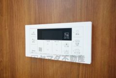 湯量・湯温の設定、そして保温までワンタッチのフルオートバス。便利な追い炊き機能付きです。
