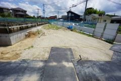 2025年7月22日撮影。駐車スペースはゆとりある2台分を確保。マイカー用に、お客さま用に、余裕を持ってご利用いただけます。