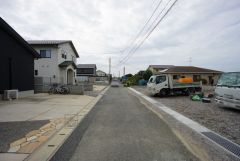 現地（2025年10月7日）撮影。大型車の通行が少なく、騒音や振動が少ないので静かで快適な生活を送れます。