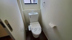 温水洗浄機付トイレです。節水機能もあるので、安心して使えますね。もちろん、1階2階の2ヶ所にトイレがあるので、忙しい朝にもゆとりができますね。