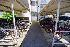 大切な自転車を守れるよう屋根付きの駐輪場になっております。落ち着いた住宅地内で快適な生活を実現してみませんか。