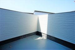 同仕様写真。陽当たりの良いバルコニーです。お洗濯やお布団干しはもちろん、日光浴スペースにも。足元は防水工事施工済です。