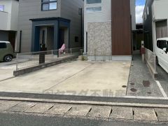 駐車スペースはゆとりある2台分を確保。マイカー用に、お客さま用に、余裕を持ってご利用いただけます。