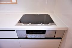 同仕様写真。同時にたくさんの料理が調理できる3口コンロ。長時間熱を通しておきたい煮込み料理を作りながら、炒め物など同時進行で進められます。