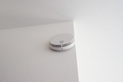 火災報知器が設置されていることで、火災の発生をいち早く感知し、就寝中や留守中でも素早く危険を知らせてくれるため、家族の安全を確保し被害を最小限に抑えられます。