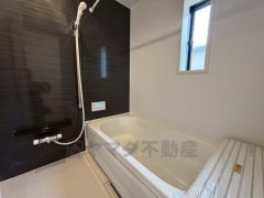 広々1坪タイプの浴槽ユニットでゆったりくつろげるバスルーム。窓、浴室乾燥機付きで換気・雨の日の洗濯もばっちり＾＾