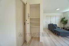 まとめ買いしてもこの収納量なら心配要らずのパントリー。調理家電や食品のストックをすっきりまとめられ、キッチン周りを広々使えます。