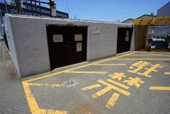 しっかりと扉の閉まるゴミ置き場。ゴミが散らかる心配もありません。敷地内にあるのでゴミ出しもスムーズです。