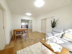 リビングは広々とした設計で、家族が集い、寛ぐ暮らしの空間を演出しています。思い思いの時間を過ごしたり、家族みんなで食事をしたり、素敵な団らんの場になりますね。