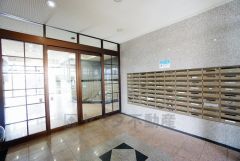 きれいに保たれたエントランスが安らぎに満ちた暮らしへ誘います。