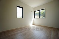 同仕様写真。暖かい日差しが差し込む洋室。たっぷり収納できるクローゼット付きでお部屋の中をすっきりと快適に保てます。