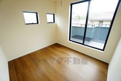 暖かい日差しが差し込む洋室。たっぷり収納できるクローゼット付きでお部屋の中をすっきりと快適に保てます。