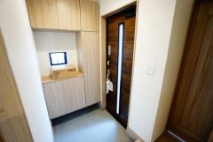 たっぷり収納できるシューズボックスです。家族全員の靴がきれいに整頓できます。棚の上にお花や写真を飾っても良いですね。