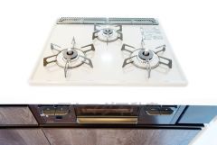 複数の調理を一度に行うことができる3口コンロ。効率よくお料理が出来ます。毎日のお料理も楽しくなりますね＾＾