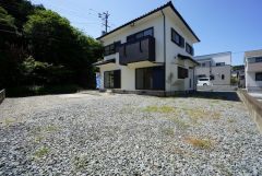 ゆったりとしたお庭は、ガーデニングやお子様の遊び場にはもちろん、倉庫もらくらく設置出来ます＾＾