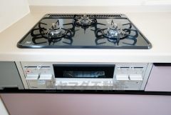 同時にたくさんの料理が調理できる3口コンロ。長時間熱を通しておきたい煮込み料理を作りながら、炒め物など同時進行で進められます。