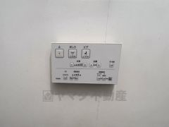 温水洗浄便座付きで快適にご使用いただけます。操作パネルも分かりやすく、日々の使い勝手にも配慮されています。