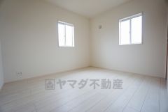 暖かい日差しが差し込む洋室。たっぷり収納できるクローゼット付きでお部屋の中をすっきりと快適に保てます。