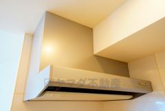 調理により発生する油煙や臭いを吸い込み、屋外へ排気してくれます。