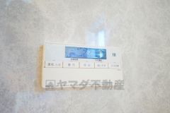 湯量・湯温の設定、そして保温までワンタッチのフルオートバス。便利な追い炊き機能付きです。