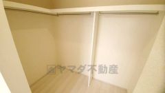 収納力豊富なウォークインクローゼット。洋服や小物などを1箇所にまとめて美しい収納を実現します。スーツケースのような大型の荷物も置けます＾＾