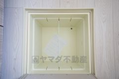 キッチンにある床下収納は、居住スペースを減らさずに買い置きの調味料や非常食などを保管することができます。