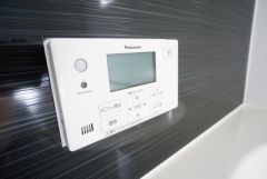 湯量・湯温の設定、そして保温までワンタッチのフルオートバス。便利な追い炊き機能付きです。