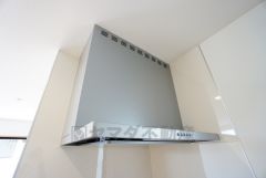 お手入れが簡単なスリム型レンジフードです。調理により発生する油煙や臭いを吸い込み、屋外へ排気してくれます。