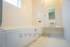 1日の疲れを癒すくつろぎのバスルーム。足を伸ばしてもゆったりと入れるサイズです。お子様と一緒にお風呂に入っても狭くないですね^^