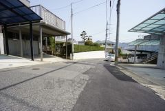 前面道路は広く、車同士がすれ違うスペースが十分にあります。落ち着いた住宅地内で快適な生活を実現してみませんか＾＾