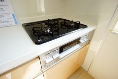 複数の調理を一度に行うことができる3口コンロ。効率よくお料理が出来ます。毎日のお料理も楽しくなりますね＾＾