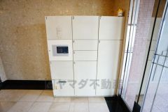 不在時でも荷物が受け取れる宅配ボックス完備。共働きの家庭や外出の多い方に便利。お子様の留守番中も安心ですね＾＾