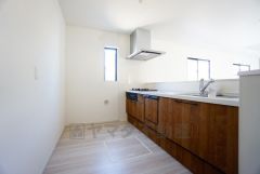 リビングにいるお子様を見守りながらお料理ができる対面キッチン。カウンタートップの汚れもサッと拭き取ることができ、お掃除ラクラク＾＾