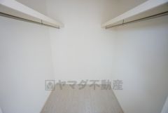 収納力豊富なウォークインクローゼット。洋服や小物などを1箇所にまとめて美しい収納を実現します。スーツケースのような大型の荷物も置けます＾＾