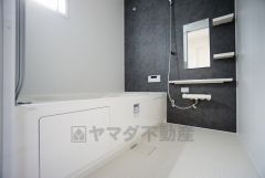 1日の疲れを癒すくつろぎのバスルーム。足を伸ばしてもゆったりと入れるサイズです。お子様と一緒にお風呂に入っても狭くないですね^^