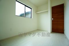 同仕様写真。オープンクローゼットは、扉の開閉動作がないので荷物の出し入れがスムーズになります。衣類を綺麗にまとめておしゃれにまとめれば、お部屋のアクセントにもなります＾＾