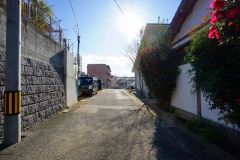 現地（2026年1月7日）撮影。住人以外の車の進入も少なく、小さなお子様を持つご家庭にも安心です。落ち着いた住宅地内で快適な生活を実現してみませんか。