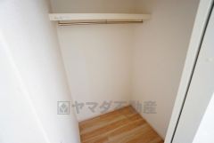 洋室にはハンガーパイプ付きのウォークインクローゼットが設けられています。たっぷり収納できるので衣替えの心配もいりませんね＾＾