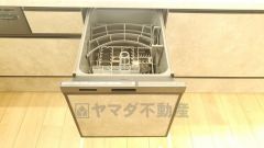 家事の時間が短縮できるフルオープンで開けやすい食器洗い乾燥機付。食事後に家族とのくつろぎタイムをしっかり取れます。