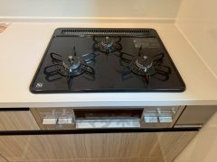 複数の調理を一度に行うことができる3口コンロ。効率よくお料理が出来ます。毎日のお料理も楽しくなりますね＾＾