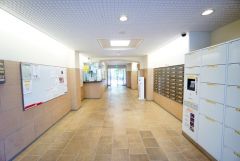 広々としたエントランスが開放感を演出しています。エントランス内に管理人室があると、不審者の侵入防止につながります。