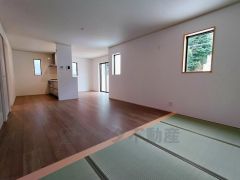 大きな窓のあるリビングは、陽光あふれる