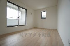 同仕様写真。寛ぎの時間を紡ぎだす主寝室は、大型ベッドを置いても余裕の広さを確保しています。