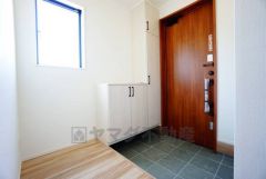 たっぷり収納できるシューズボックスです。家族全員の靴がきれいに整頓できます。棚の上にお花や写真を飾っても良いですね。