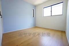 住む人のこだわりを活かす洋室。日当たりがよく、寝室としての利用もおすすめ。広めのクローゼットには荷物をすっきり片付けられ、ゆとりのある暮らしが出来ます＾＾