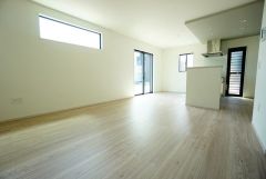 大きな窓のあるリビングは、陽光あふれる明るい空間です。居心地良く、ご家族皆がゆったり寛げる憩いの空間となりそうです。
