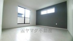 寛ぎの時間を紡ぎだす主寝室は、大型ベッドを置いても余裕の広さを確保しています。